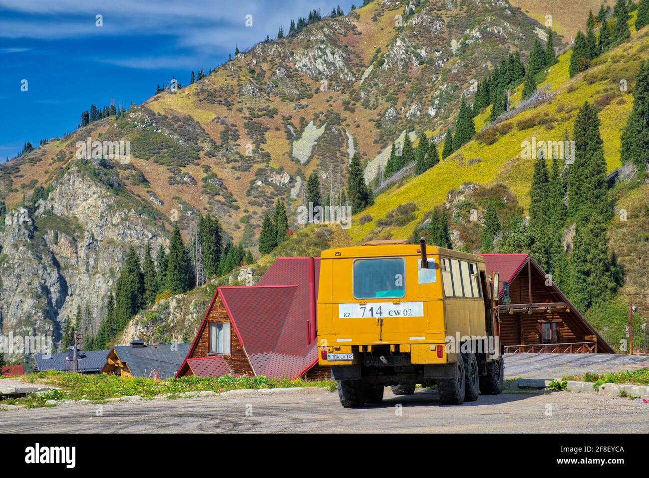 La station de ski de Shymbulak est située à 25 km de la ville d'Almaty. Il y a trois remontées mécaniques à la station avec la plus haute allant à 3200 mètres au-dessus de la mer Banque D'Images