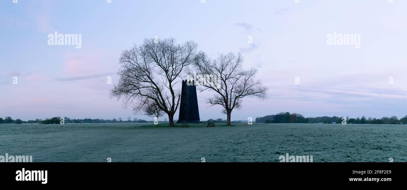 Black Mill, un site d'intérêt local, flanqué d'arbres sans feuilles à l'aube sur le Westwood au début du printemps à Beverley, dans le Yorkshire, au Royaume-Uni. Banque D'Images