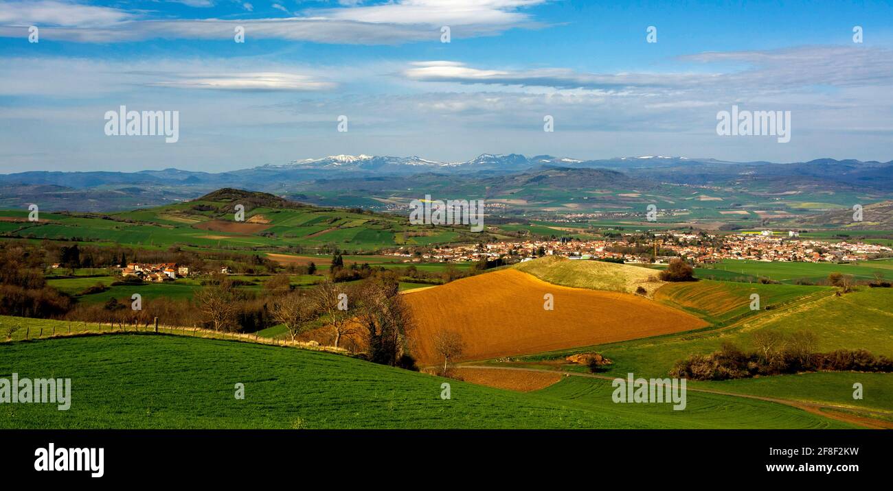 Vue sur la plaine de la Limagne , en arrière-plan de la chaîne des volcans d'Auvergne et du massif du Sancy, Puy de Dome, Auvergne Rhône Alpes, France Banque D'Images