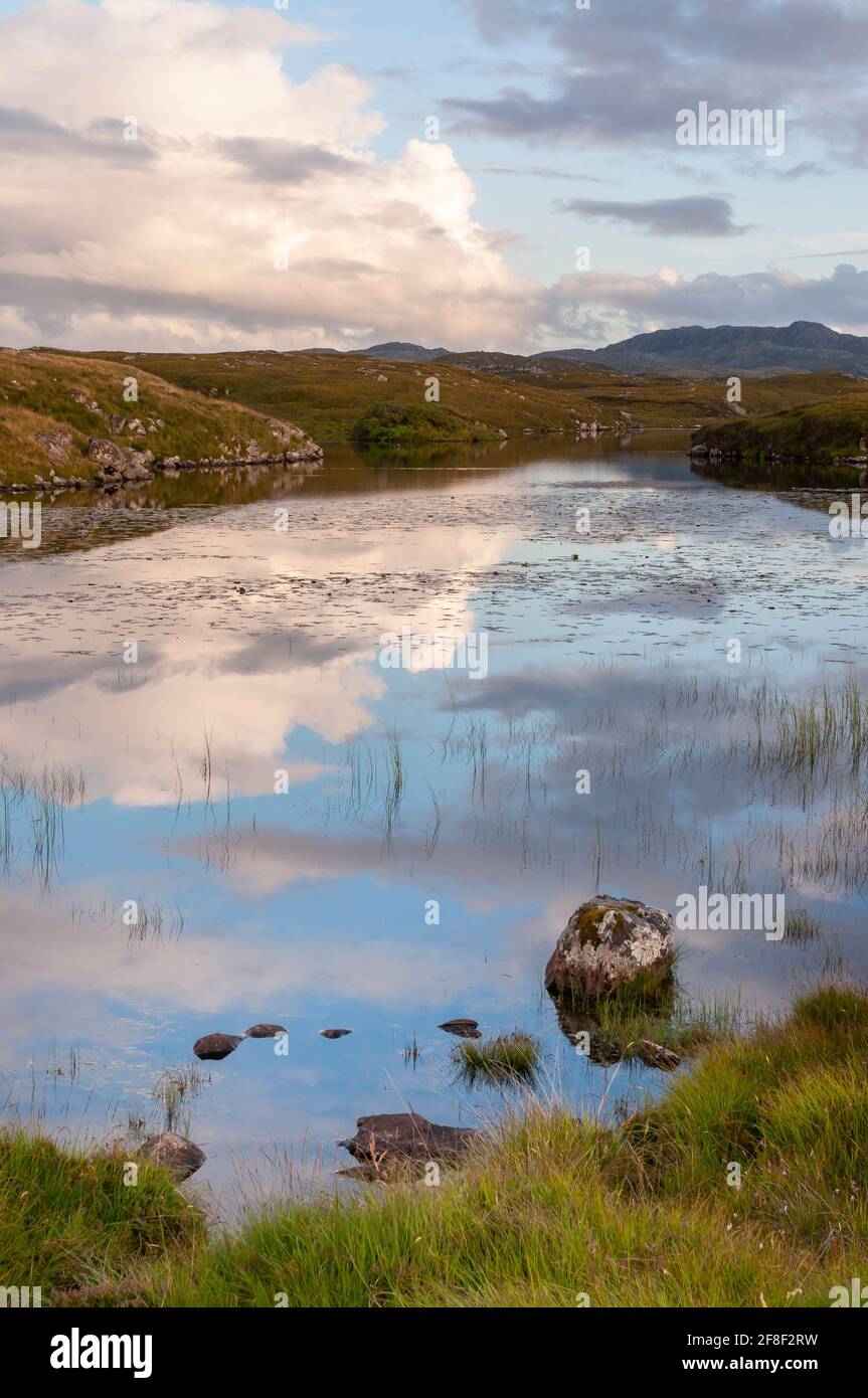 Nuages reflétés dans un petit lochan sur l'île de Lewis, îles occidentales, Écosse Banque D'Images