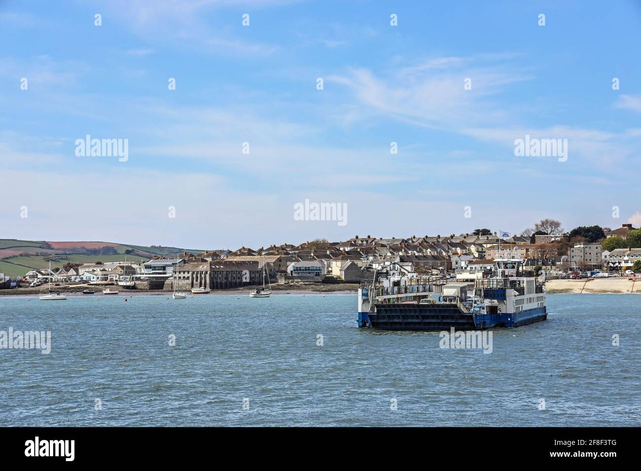 Torpoint Ferriy sur le Hamoaze avec Torpoint en arrière-plan. En plus de relier Torpoint à Plymouth, ils offrent un pont flottant entre Cornw Banque D'Images