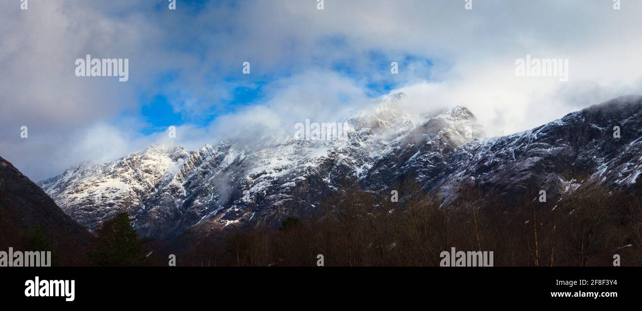 Vue panoramique en hiver sur la montagne de l'arête appelée Romsdalseggen, vallée de Romsdalen, Rauma kommune, Møre og Romsdal, Norvège. Banque D'Images