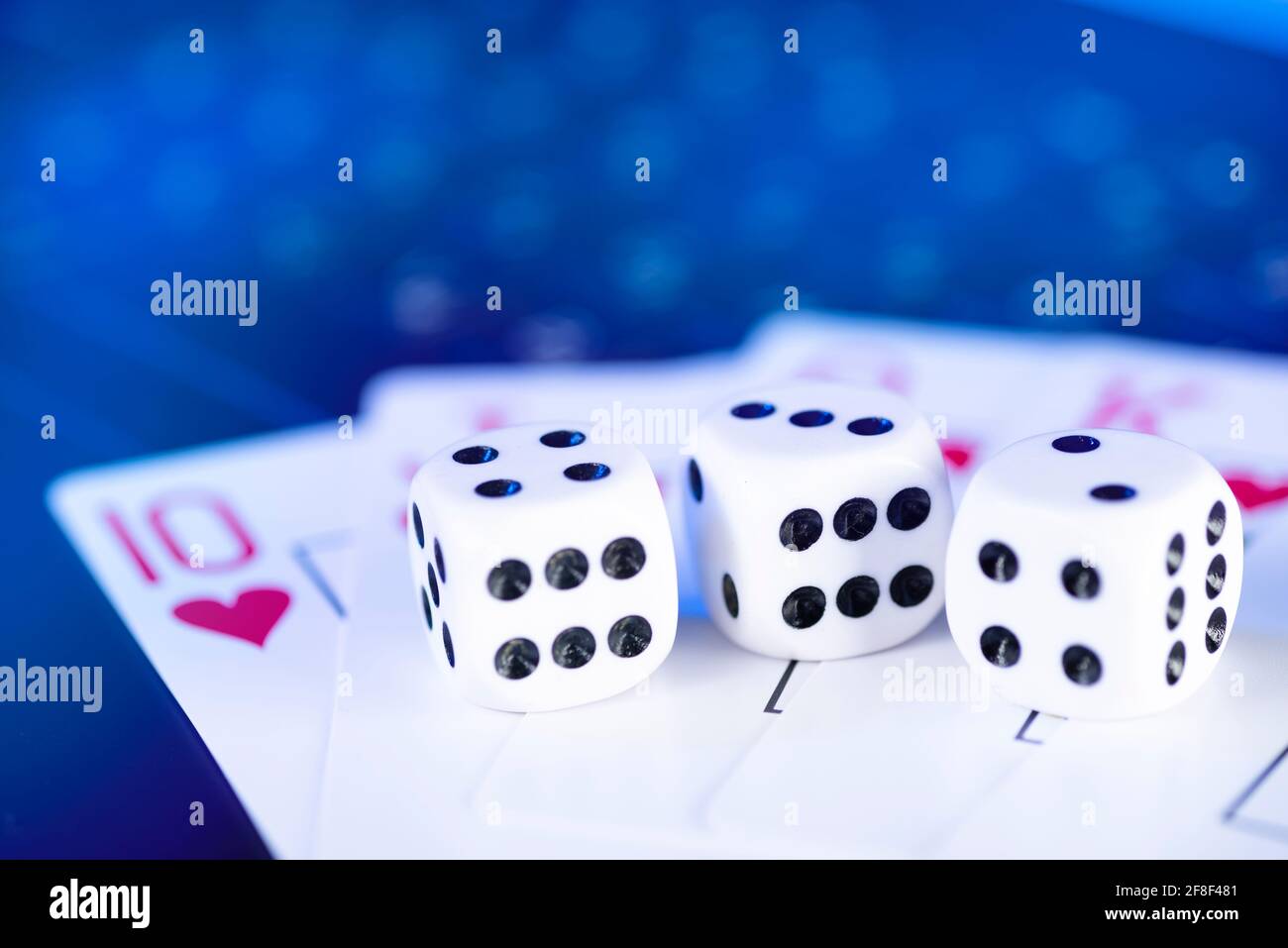 Plate-forme de jeu en ligne, casino et affaires de jeu. Cartes, dés sur le clavier de l'ordinateur portable. Banque D'Images