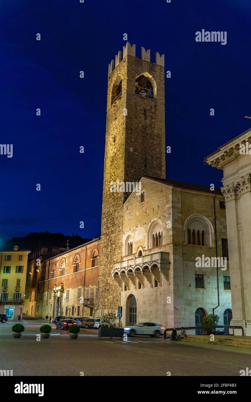 Vue nocturne du Palazzo del Broletto dans la ville italienne de Brescia Banque D'Images