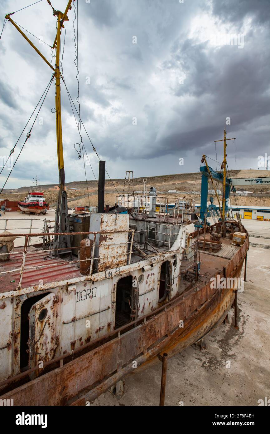 Mangystau, Kazakhstan - 19 mai 2012 : ancien navire rouillé sur la mer Caspienne, baie de Bautino, chantier naval de réparation. Tempête grise ciel nuageux. Banque D'Images