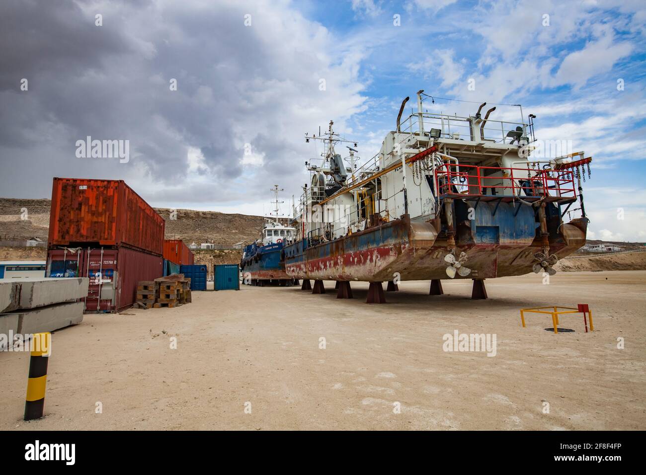 Mangystau, Kazakhstan - 19 mai 2012 : chantier de réparation de navires de la mer Caspienne. Conteneur maritime (d'expédition), sur ciel bleu avec fond de nuages. Baie de Bautino. Banque D'Images