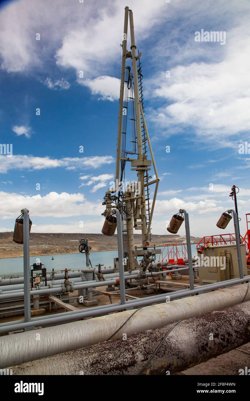 Région de Mangystau, Kazakhstan: Baie de Bautino. Terminal de chargement de pétrole des navires-citernes sur la mer Caspienne. Bras de chargement et système d'extinction d'incendie. Banque D'Images