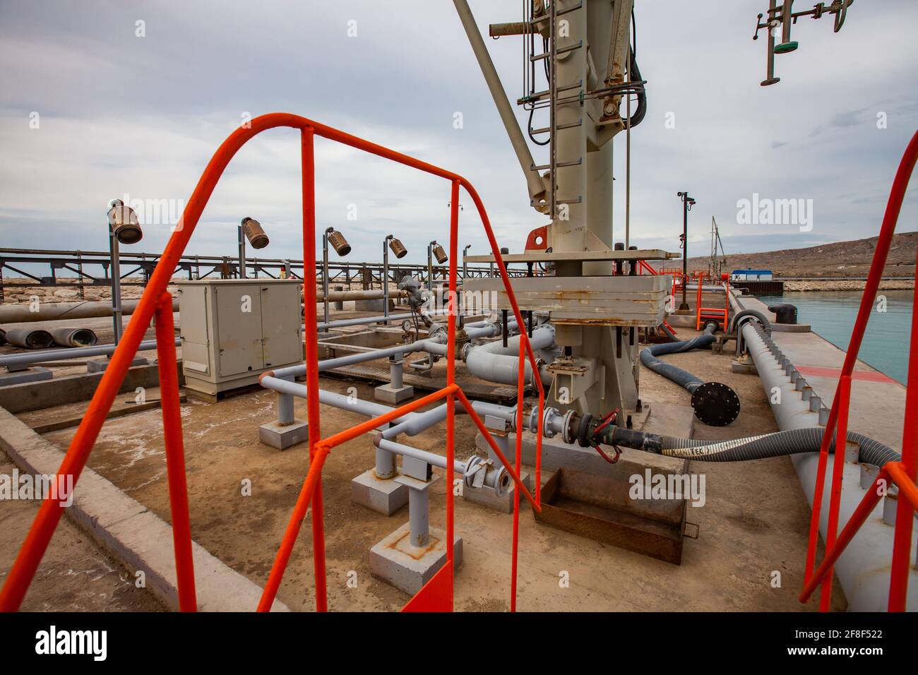 Mangystau, Kazakhstan: Baie de Bautino. Terminal de chargement de pétrole sur la mer Caspienne. Bras de chargement, système d'extinction et tuyaux. Banque D'Images