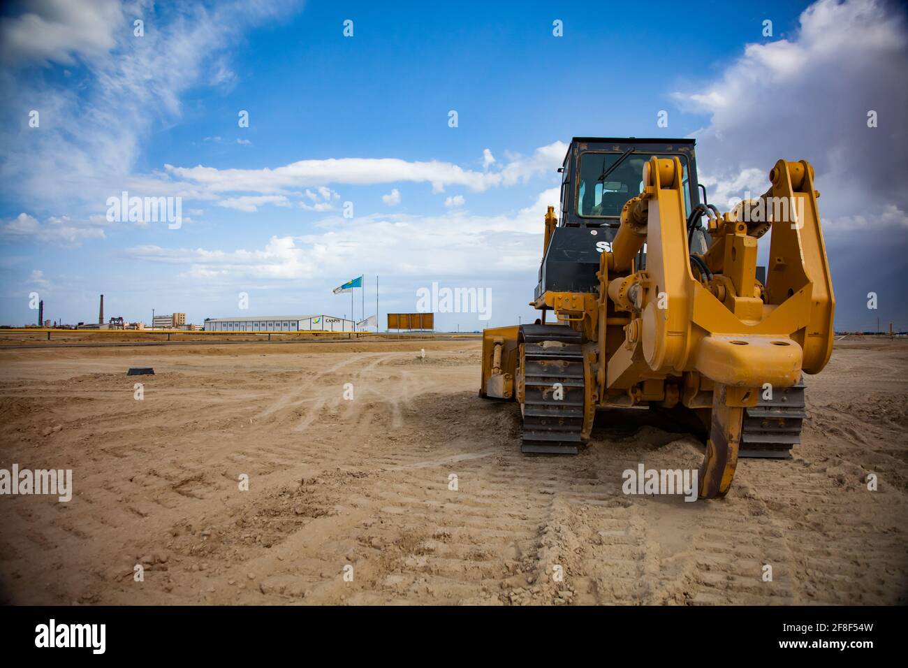 Aktau, Kazakhstan. Développement de la zone économique libre. Préparation à la construction du port maritime. Le bulldozer aplatit la surface du sol. Banque D'Images