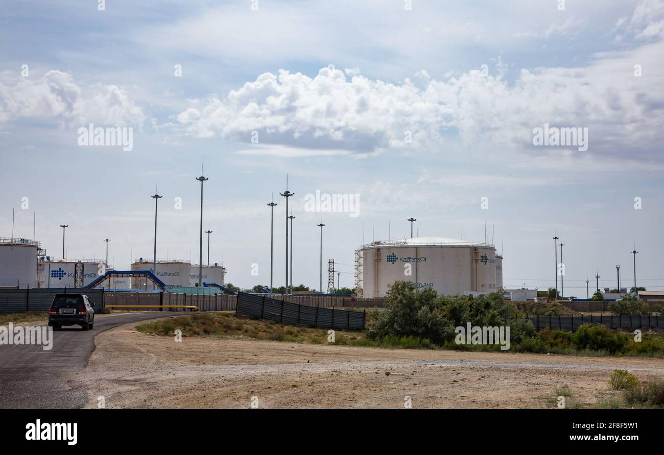 Aktau, Kazakhstan - mai 19 2012 : terminal de stockage de pétrole sur la mer Caspienne. Route vers le port de fret d'Aktau. Réservoirs de stockage de pétrole et mâts sur ciel bleu avec nuages. Banque D'Images