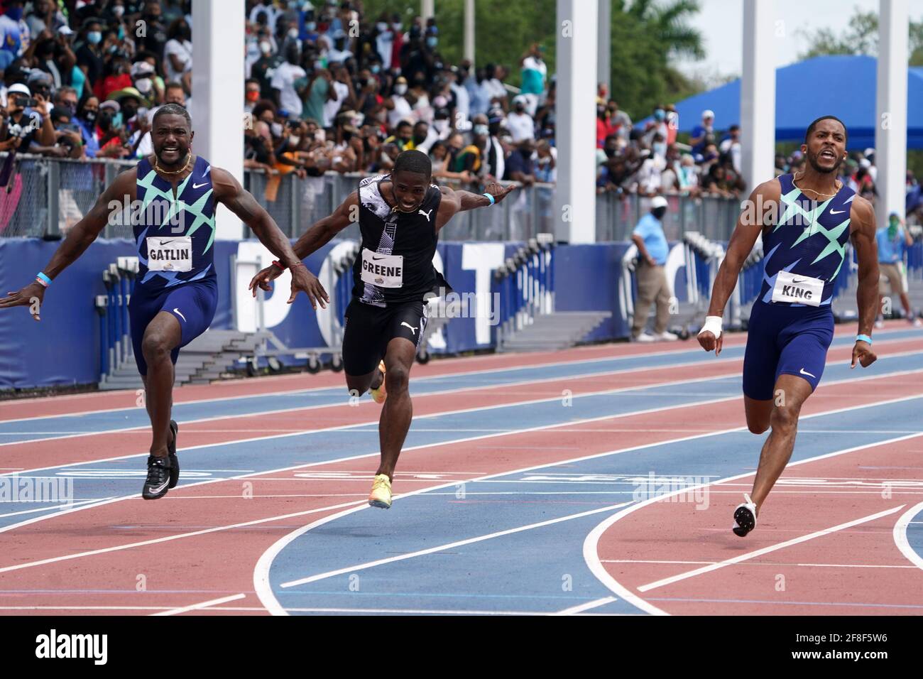 Kyree King (USA), à droite, défaites Justin Gatlin (USA), à gauche, pour gagner le 100m, 9.97 à 9.98 pendant l'Invitational Miramar, samedi, 10 avril, 2021, i Banque D'Images