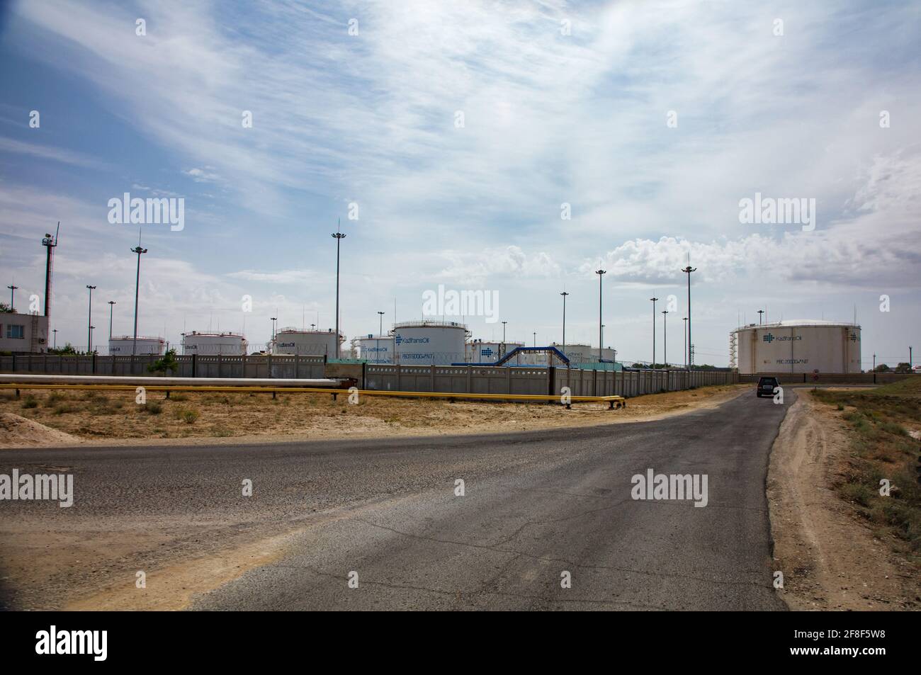 Aktau, Kazakhstan - mai 19 2012 : terminal de stockage de pétrole sur la mer Caspienne. Route vers le port de fret d'Aktau. Réservoirs en acier KaztransOil et mâts sur ciel bleu Banque D'Images
