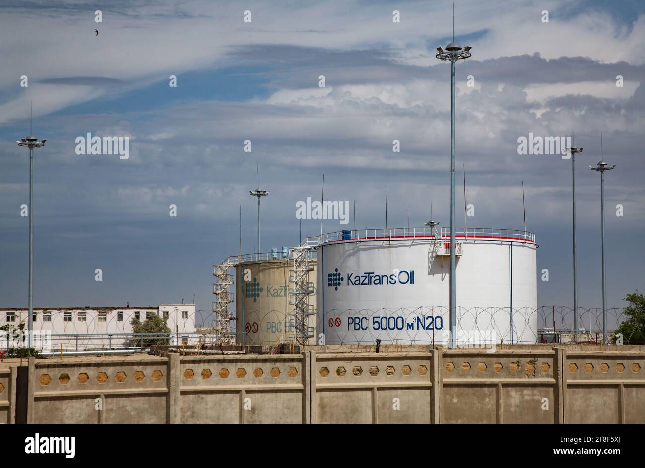 Aktau, Kazakhstan - mai 19 2012 : terminal de stockage de pétrole sur la mer Caspienne. Port de chargement d'Aktau. Réservoirs et mâts KaztransOil sur ciel bleu avec nuages Banque D'Images