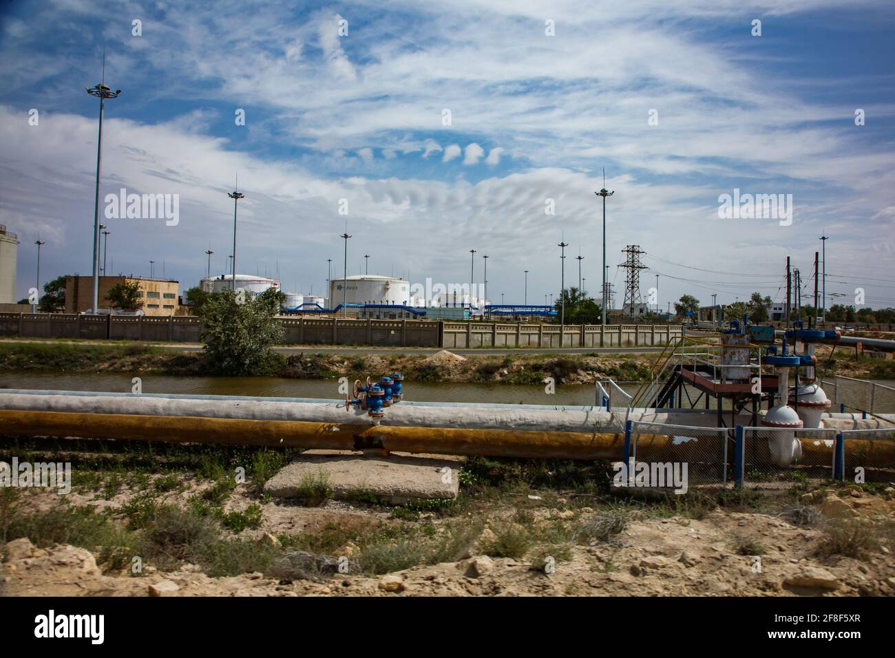 Aktau, Kazakhstan - mai 19 2012 : terminal de stockage de pétrole sur la mer Caspienne. Port de chargement d'Aktau. Réservoirs et mâts KaztransOil et tuyaux avec vannes. Banque D'Images