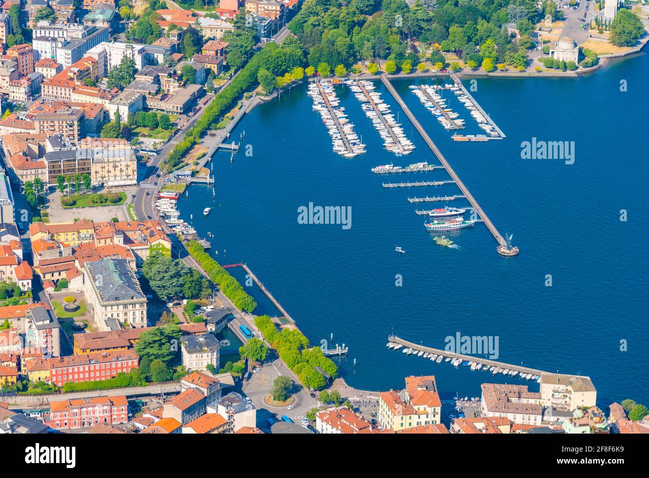 Vue aérienne de la marina dans la ville italienne de Côme Banque D'Images