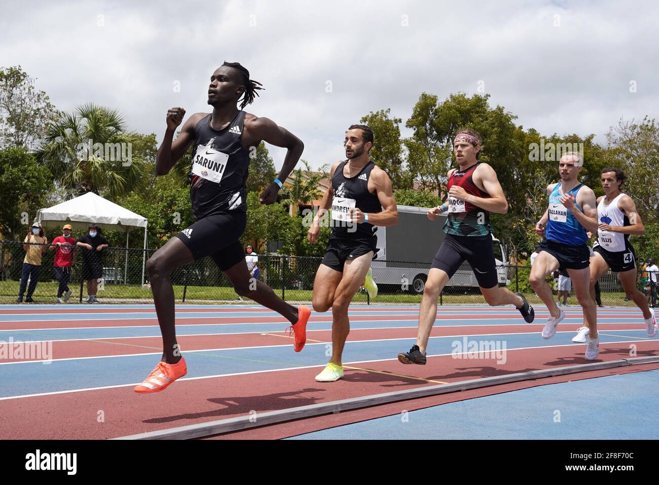 Michael Saruni (KEN) dirige Robby Andrews (États-Unis), James Randon (États-Unis), Peter Callahan (bel) et Sam Ellis (États-Unis) dans le 1,500 m pendant l'Invitat Miramar Banque D'Images