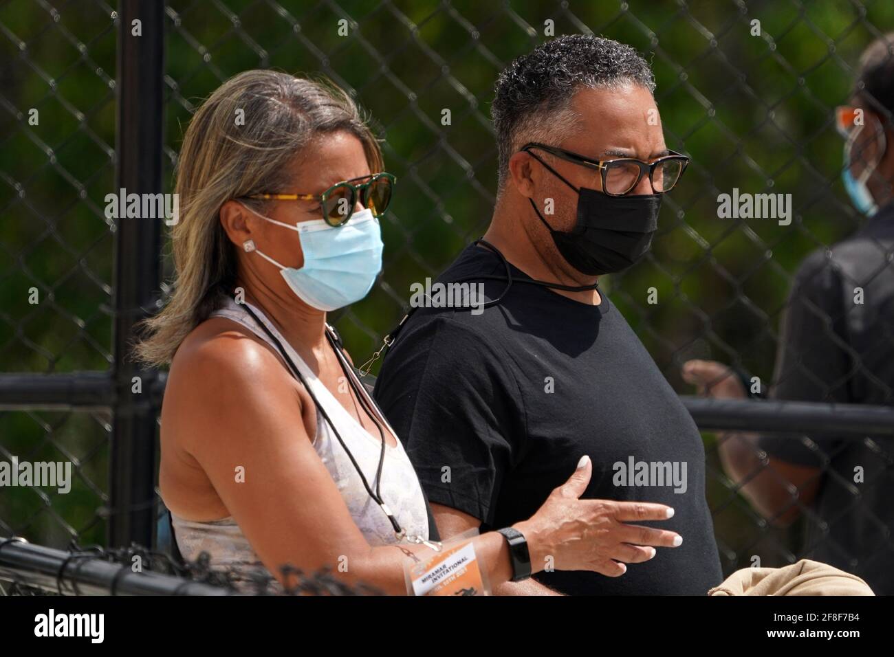 Max Siegel, directeur général de USA Track & Field (irght) et Renee Chube Washington, directeur de l'exploitation, portent un masque facial pendant le Miramar Banque D'Images