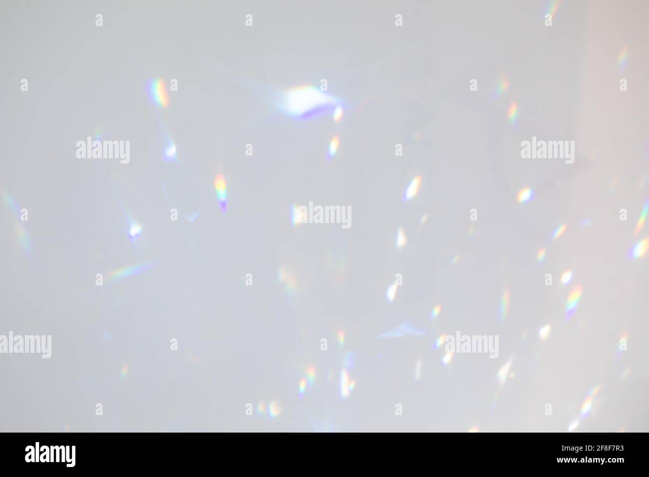 Texture de réfraction de la lumière arc-en-ciel floue sur paroi blanche Banque D'Images