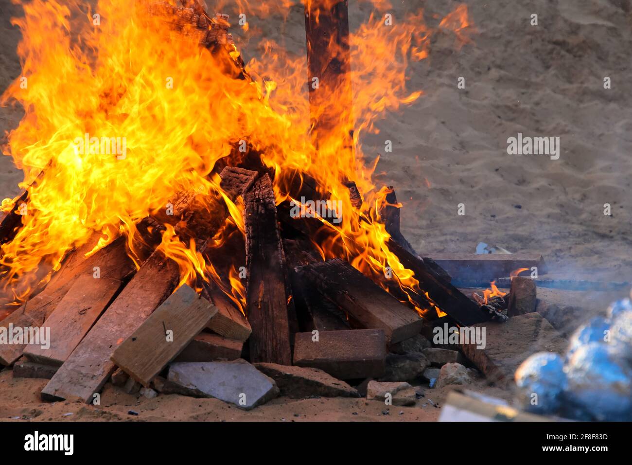 Feu de camp et pommes de terre dans lag baomer Banque D'Images