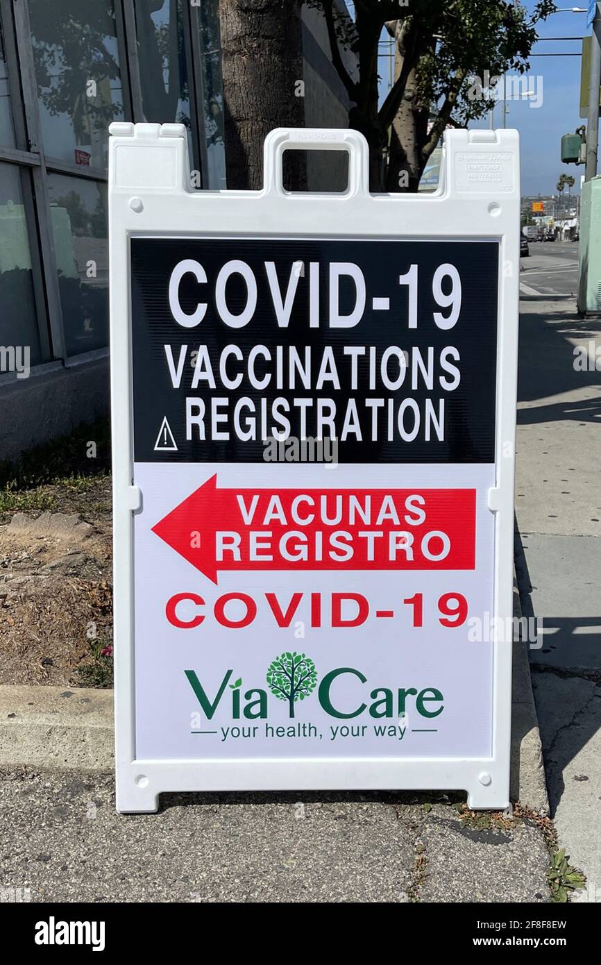 Un site de vaccination COVID-19 signe au centre de santé communautaire via Care, le mardi 6 avril 2021, à Los Angeles. Banque D'Images