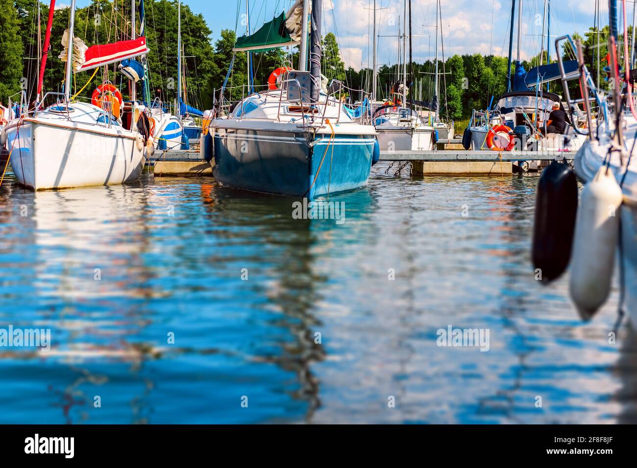 Yachts amarrés dans un port. Voiliers dans le quai. Vacances d'été, croisière, loisirs, sport, régate, loisirs, service, tourisme Banque D'Images