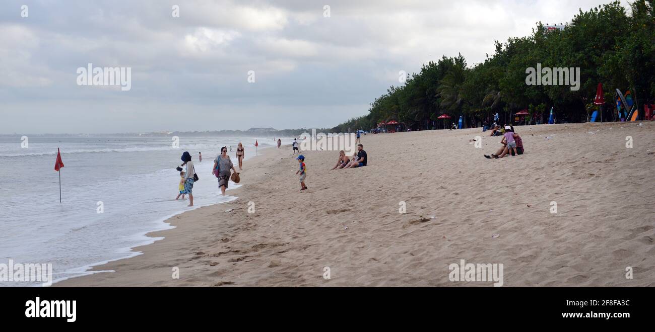 Tourisme sur la belle plage de Kuta, Bali, Indonésie. Banque D'Images