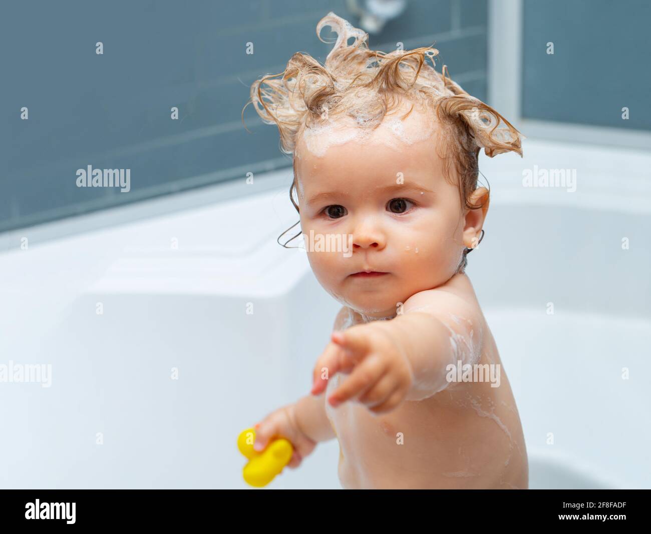 Drole De Garcon Blond D Avoir Du Plaisir Avec L Eau En Prenant Le Bain Dans La Baignoire Bebe De Bain Joyeux Enfant Avec De La Mousse De Savon Sur La Tete Photo Stock Drole De Garcon Blond D Avoir Du Plaisir Avec L Eau En Prenant Le Bain Dans La Baignoire Bebe De Bain Joyeux Enfant Avec De La Mousse De Savon Sur La Tete Photo Stock