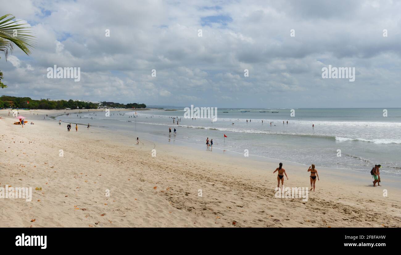 Tourisme sur la belle plage de Kuta, Bali, Indonésie. Banque D'Images