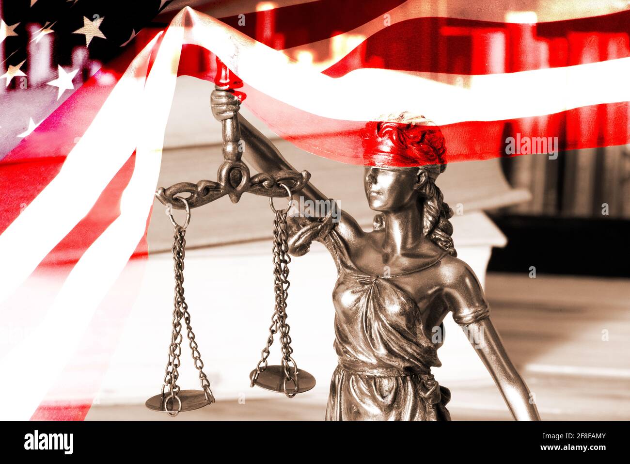 Drapeau des États-Unis et figure de Lady Justice Banque D'Images