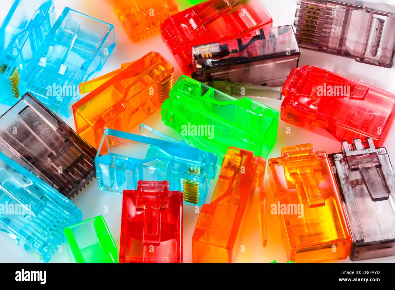 Connecteurs rj-45. Certains connecteurs RJ45 transparents multicolores pour réseau et Internet. Macro de gros plan. Banque D'Images