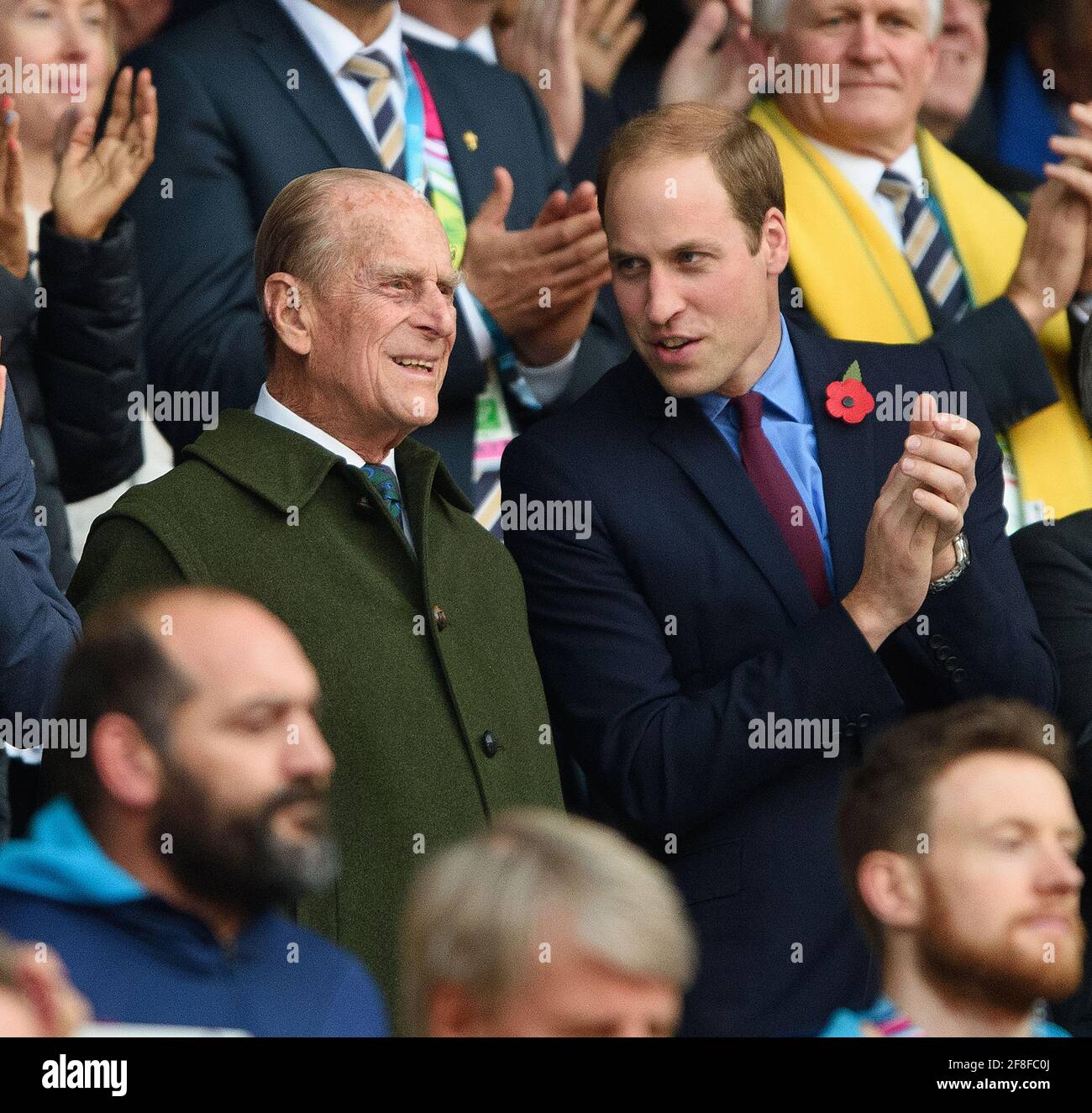 Twickenham, Royaume-Uni. 15 octobre 2015. Le Prince Phillip le duc d'Édimbourg, le Prince William et le Prince Harry, regardant la finale de la coupe du monde de rugby à Twickenham. Nouvelle-Zélande v Australie finale - coupe du monde de rugby 2015 Twickenham Stadium 31/10/2015 Credit: Mark pain/Alay Live News Banque D'Images