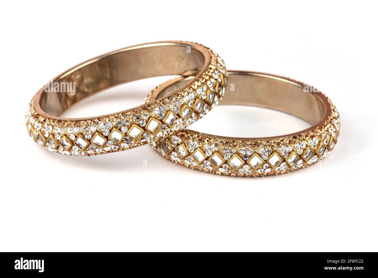 Bracelet de bracelets indiens avec diamants sur fond blanc, bijoux traditionnels indiens, Banque D'Images