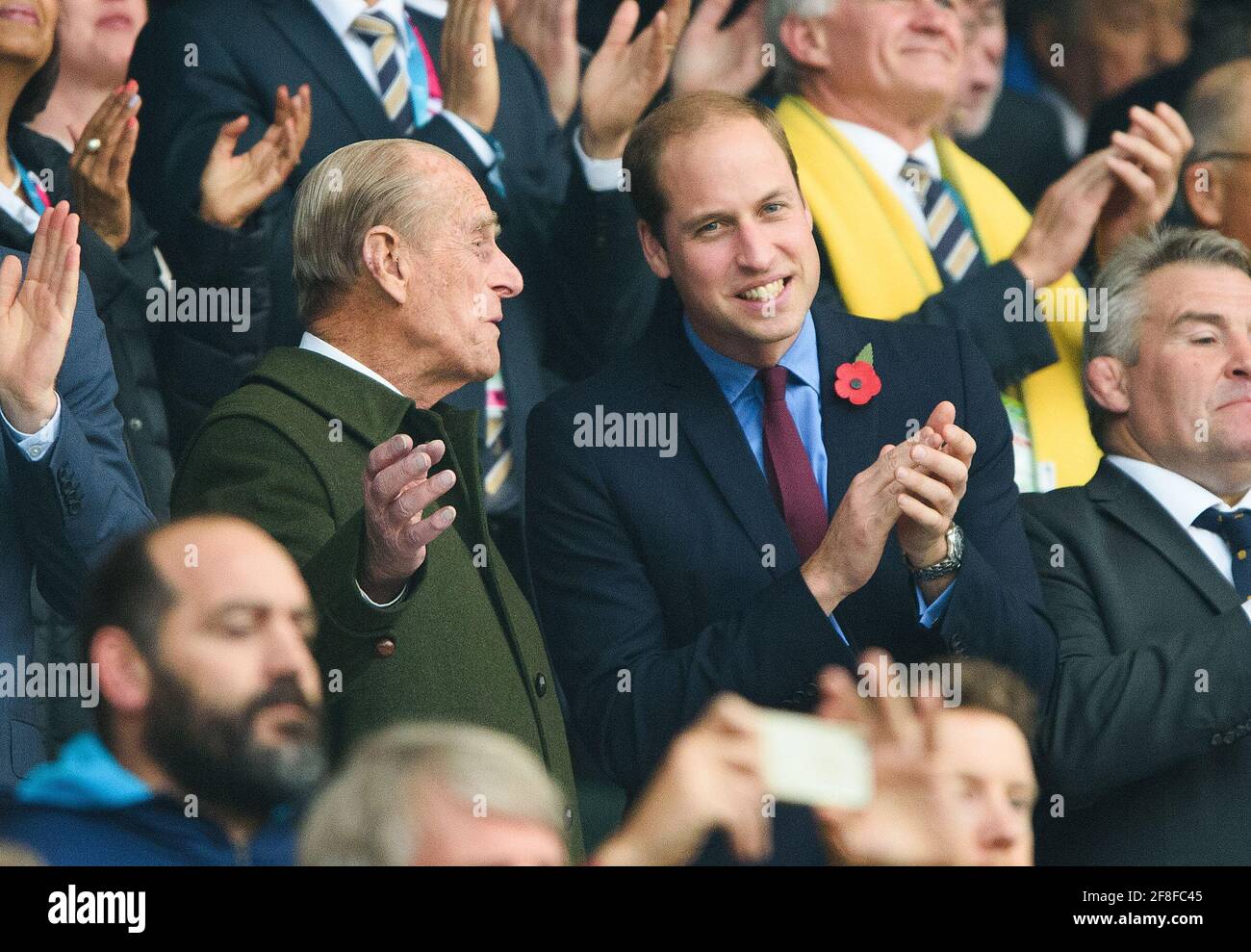 Twickenham, Royaume-Uni. 15 octobre 2015. Le Prince Phillip le duc d'Édimbourg, le Prince William et le Prince Harry, regardant la finale de la coupe du monde de rugby à Twickenham. Nouvelle-Zélande v Australie finale - coupe du monde de rugby 2015 Twickenham Stadium 31/10/2015 Credit: Mark pain/Alay Live News Banque D'Images