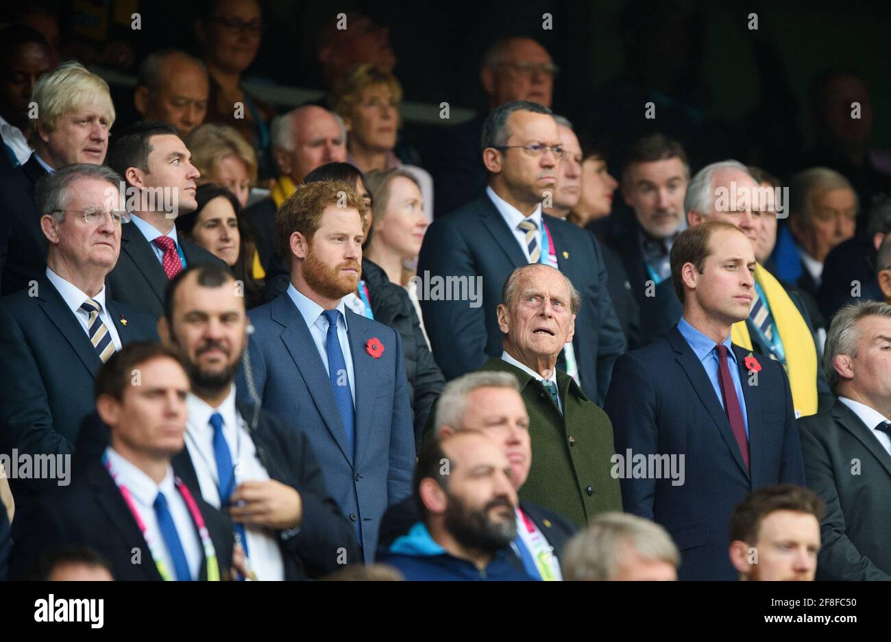 Twickenham, Royaume-Uni. 15 octobre 2015. Le Prince Phillip le duc d'Édimbourg, le Prince William et le Prince Harry, regardant la finale de la coupe du monde de rugby à Twickenham. Nouvelle-Zélande v Australie finale - coupe du monde de rugby 2015 Twickenham Stadium 31/10/2015 Credit: Mark pain/Alay Live News Banque D'Images