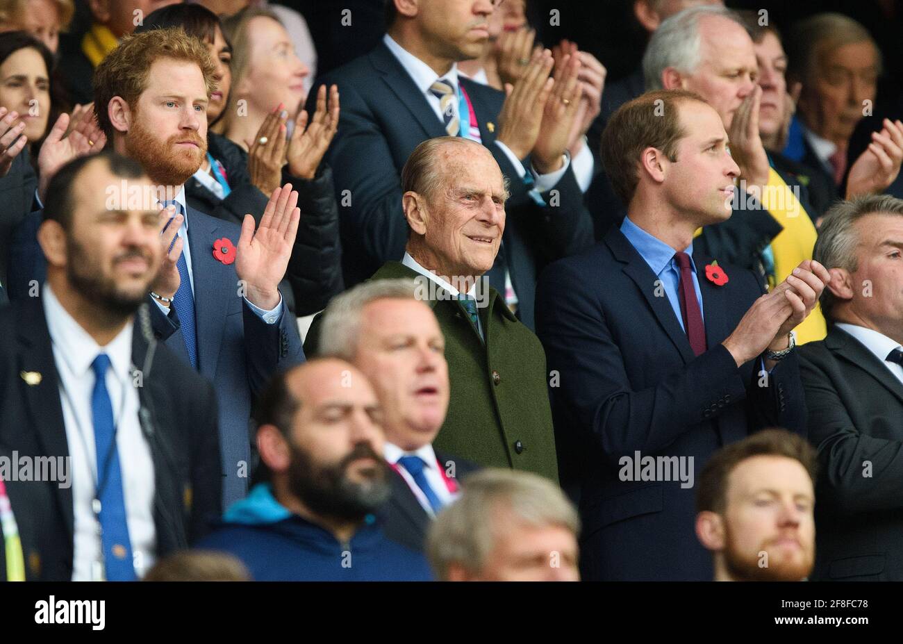 Twickenham, Royaume-Uni. 15 octobre 2015. Le Prince Phillip le duc d'Édimbourg, le Prince William et le Prince Harry, regardant la finale de la coupe du monde de rugby à Twickenham. Nouvelle-Zélande v Australie finale - coupe du monde de rugby 2015 Twickenham Stadium 31/10/2015 Credit: Mark pain/Alay Live News Banque D'Images