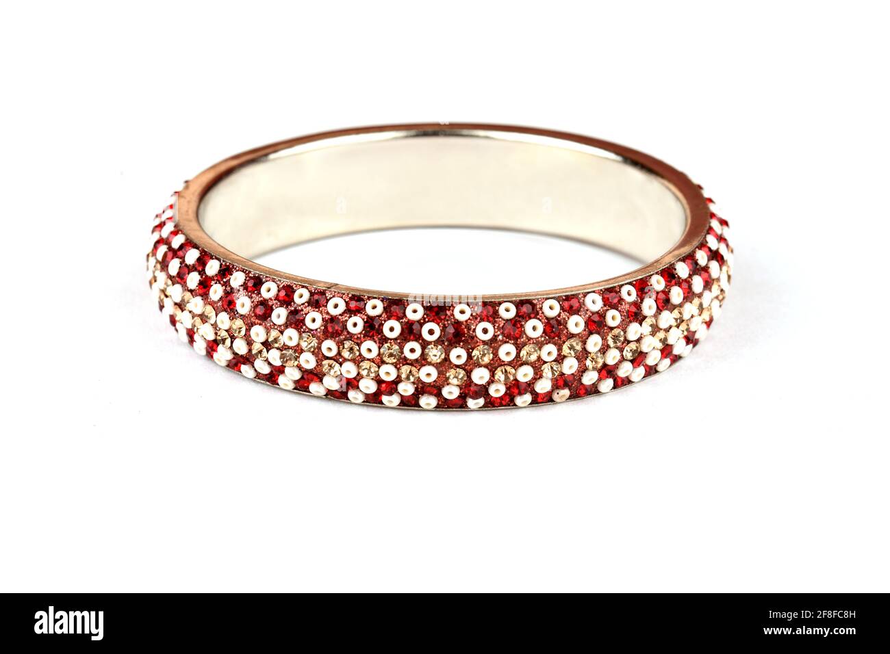 Bracelet de bracelets indiens avec diamants et perles sur fond blanc, bijoux traditionnels indiens, Banque D'Images