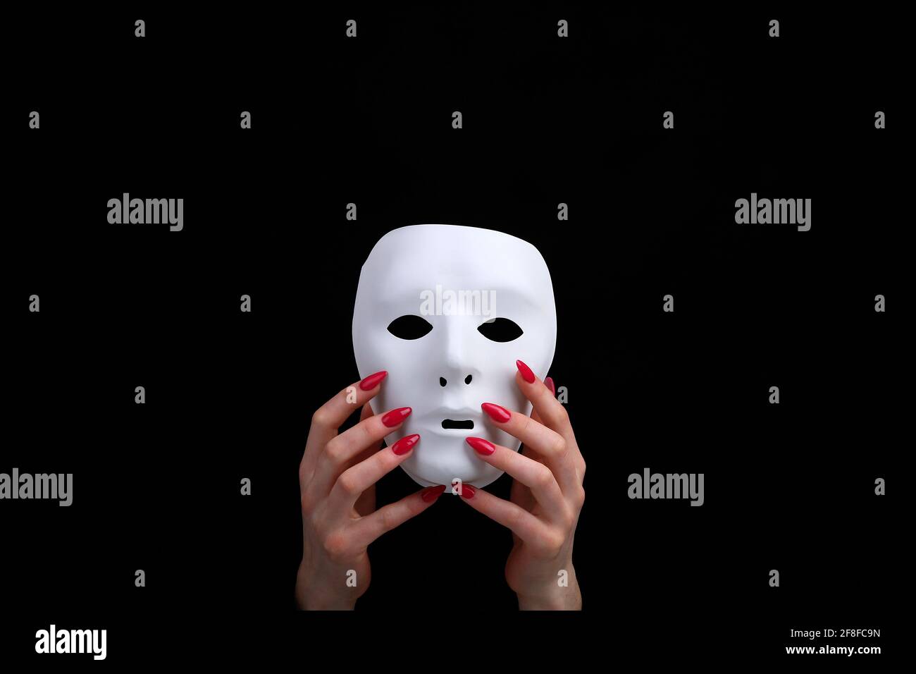 Un masque blanc est un symbole de duplicité . Banque D'Images
