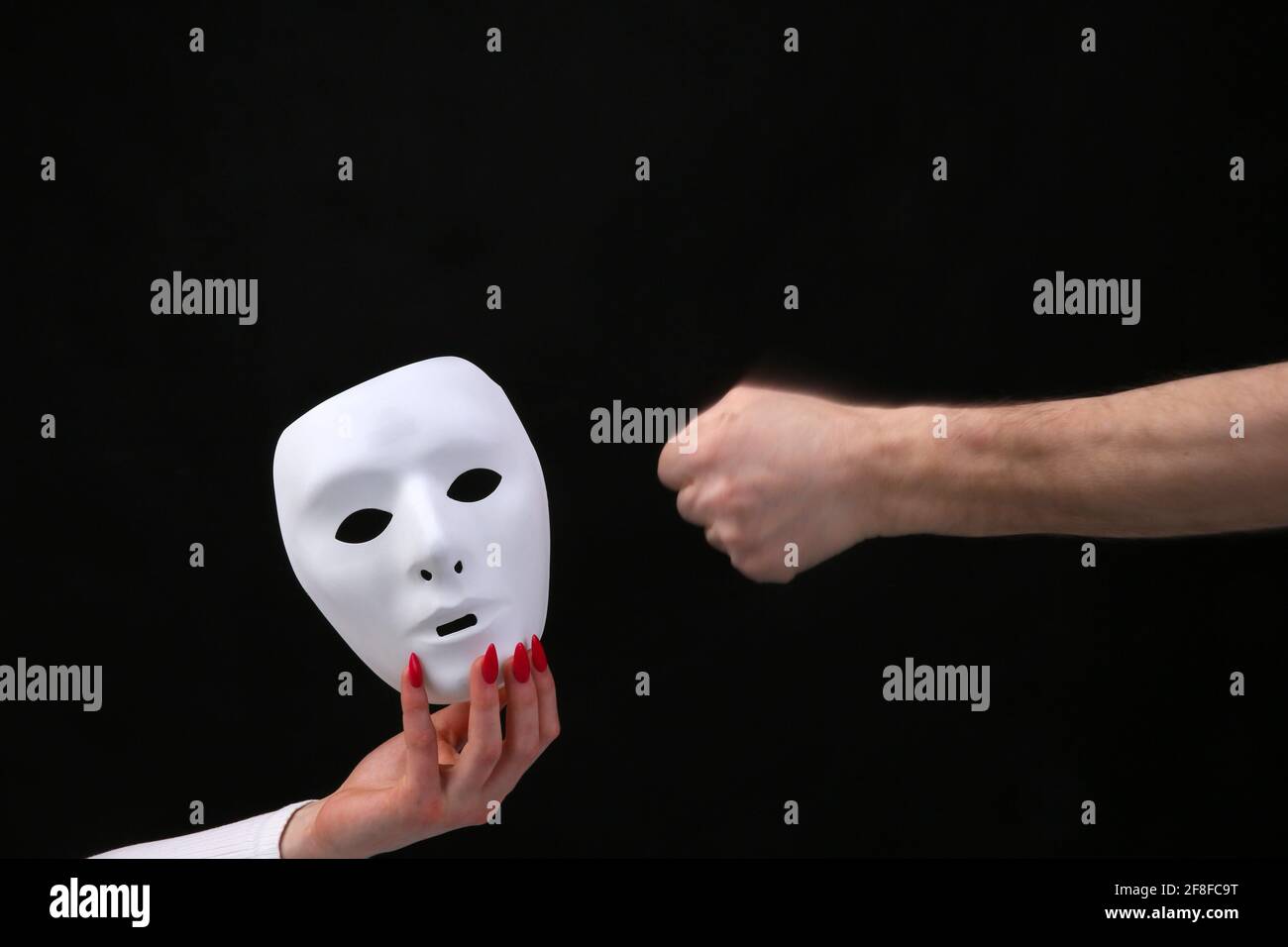 Un masque blanc est un symbole de duplicité . Banque D'Images
