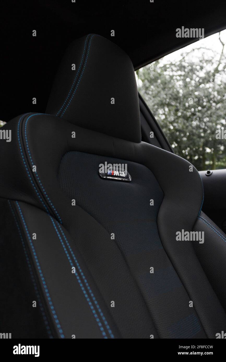 Une BMW M2 2020 avec cuir noir et bleu Surpiqûres contrastantes avec logo M2 éclairé au centre de Le logo Seat BMW M Power Banque D'Images