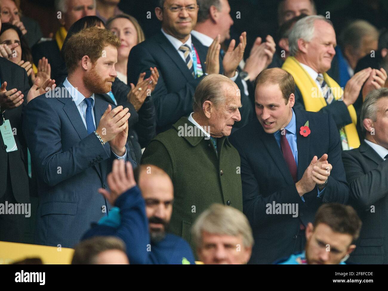 Twickenham, Royaume-Uni. 15 octobre 2015. Le Prince Phillip le duc d'Édimbourg, le Prince William et le Prince Harry, regardant la finale de la coupe du monde de rugby à Twickenham Banque D'Images