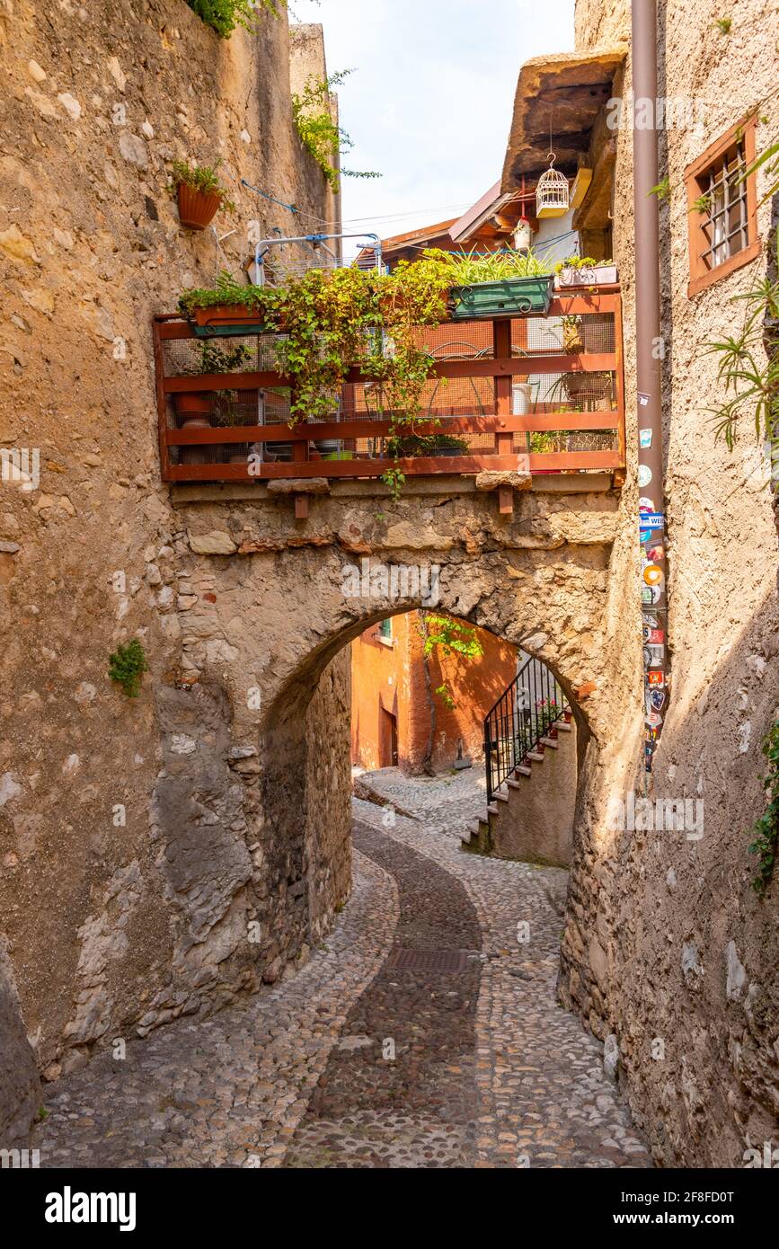 Rue étroite à Malcesine en Italie Banque D'Images