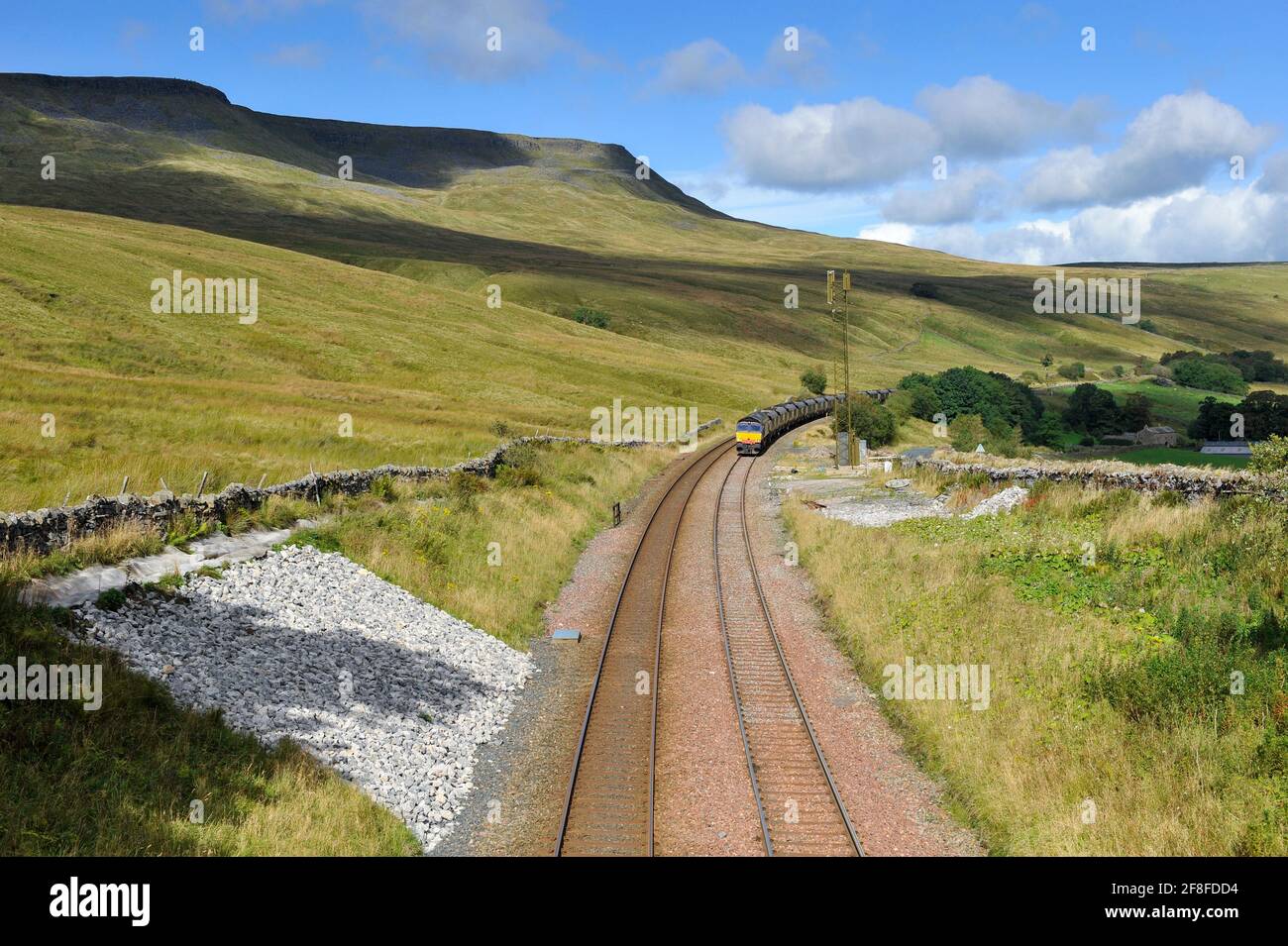 Les marchandises s'entraînent sur le pont jusqu'à Carlisle Railway au sommet d'Aisgill, Mallerstang, Cumbria, Royaume-Uni. Banque D'Images