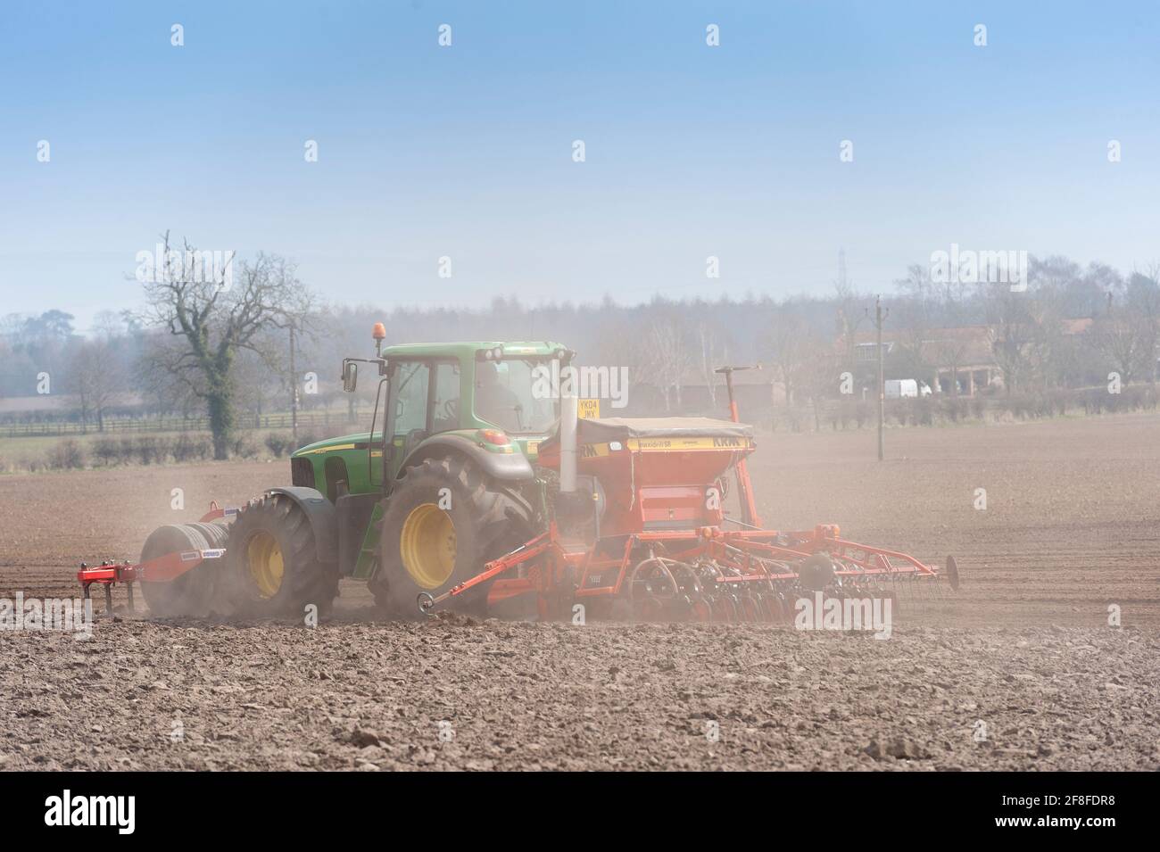 Plantation d'orge de printemps avec un John Deere 6820 et un semoir KRM, York, Royaume-Uni. Banque D'Images
