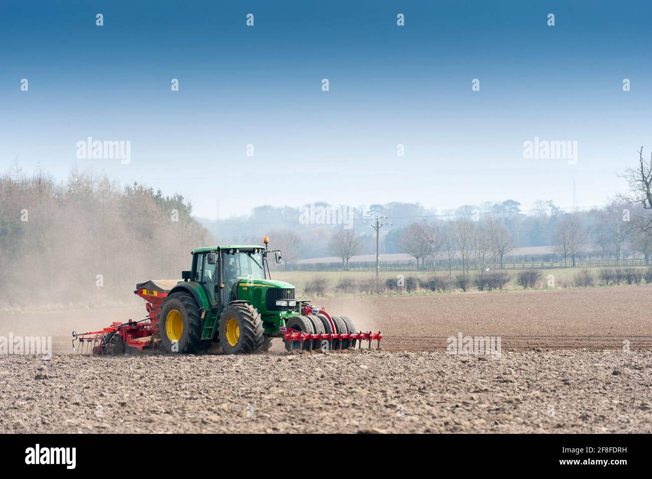 Plantation d'orge de printemps avec un John Deere 6820 et un semoir KRM, York, Royaume-Uni. Banque D'Images