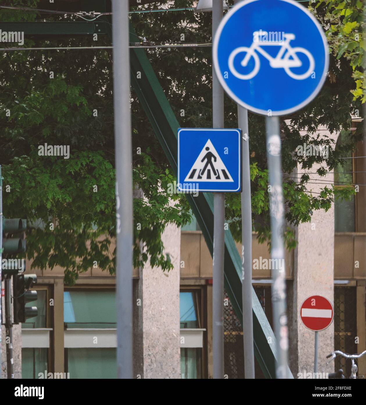 feux de signalisation, panneaux de signalisation, poteaux, beaucoup de béton et quelques arbres, éléments de la jungle urbaine qui envahit les villes. Banque D'Images