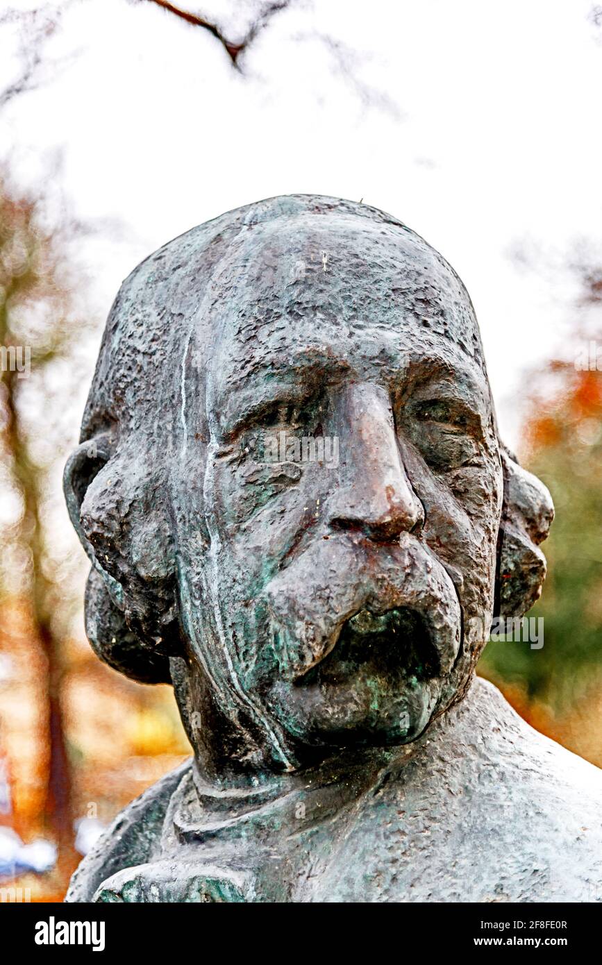 Fondtane-bust en face de la Fontane-Archiv à Potsdam, Brandebourg, Allemagne; Büste von Theodor Fontane vpr dem Fontane-Archiv Potsdam Banque D'Images