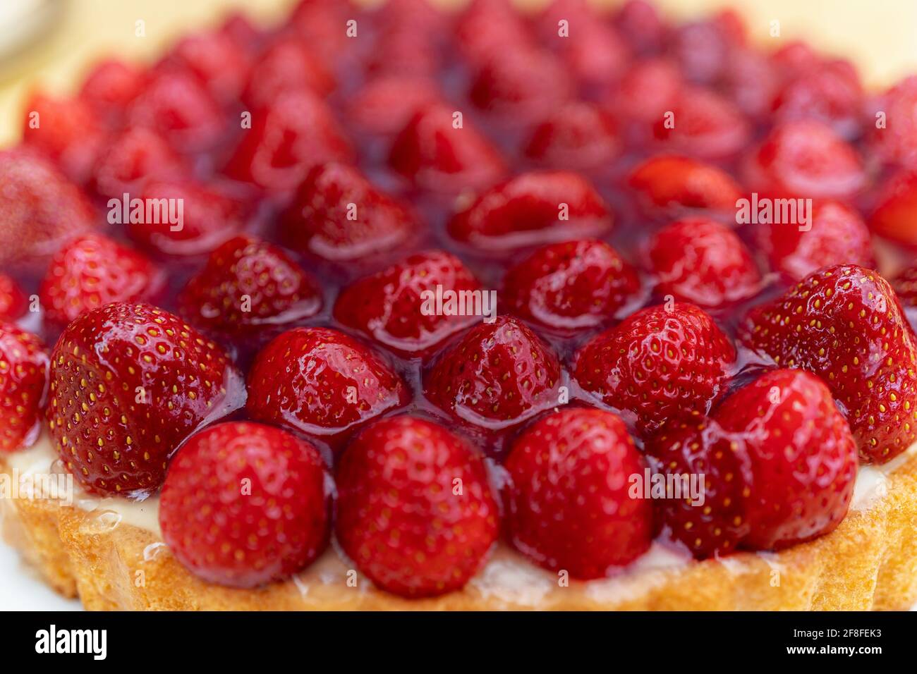Gros plan sur la garniture juteuse d'une tarte aux fraises. Photographié latéralement par le dessus. Banque D'Images