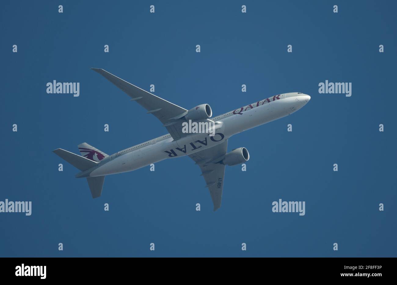 Qatar Airways Boeing 777 A7-BEH quitte Londres Heathrow pour Doha Banque D'Images
