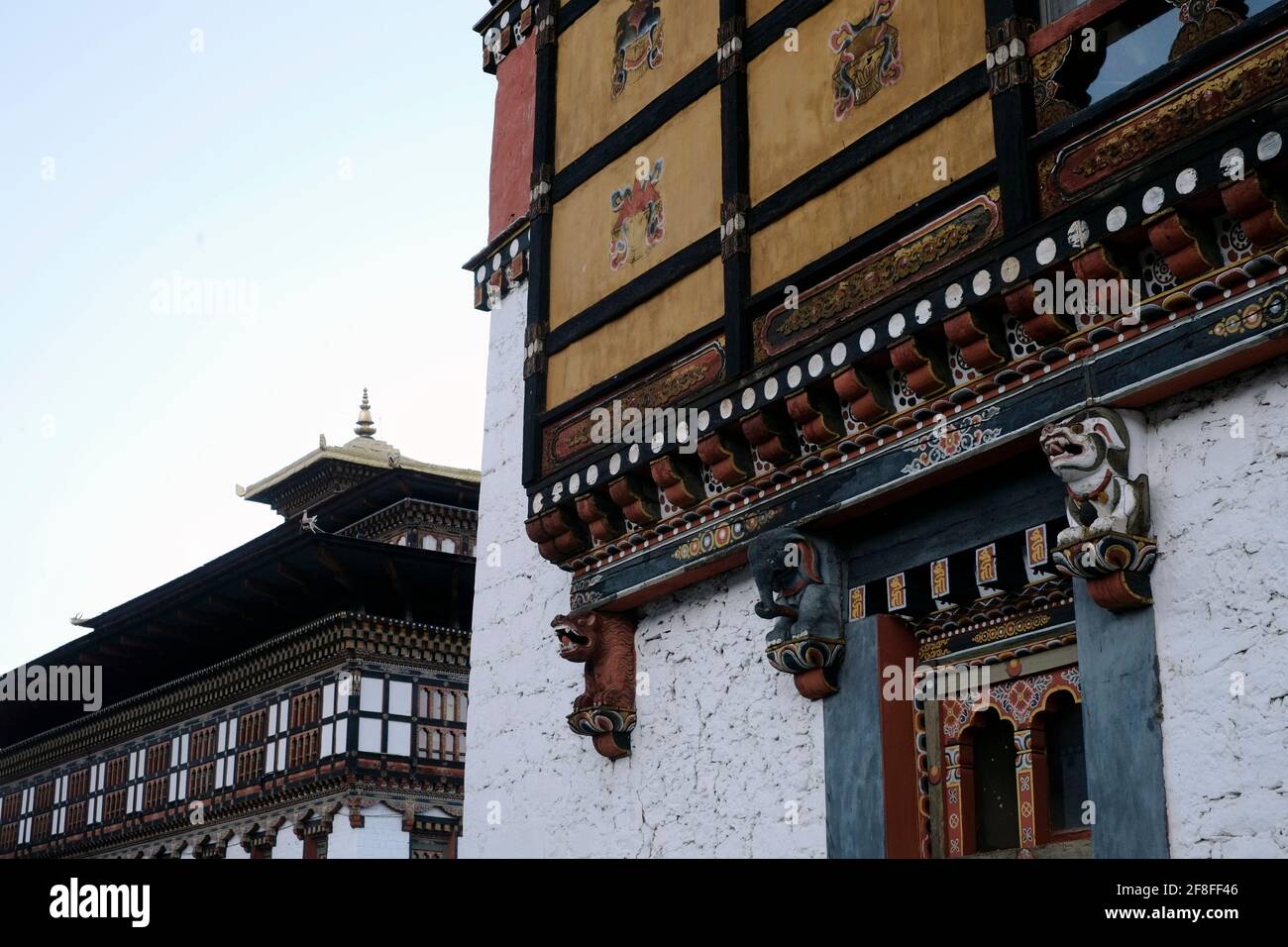 Façade en bois peinte à la main de bâtiments au siège de la forteresse de Tashichho Dzong Du gouvernement du Bhoutan depuis 1952 et abrite actuellement le trône chambre et bureaux du roi au bord de La ville de Thimphu la capitale du Bhoutan Banque D'Images