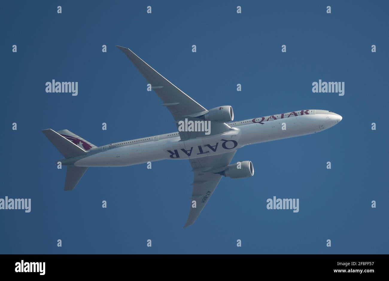 Qatar Airways Boeing 777 A7-BEH quitte Londres Heathrow pour Doha Banque D'Images